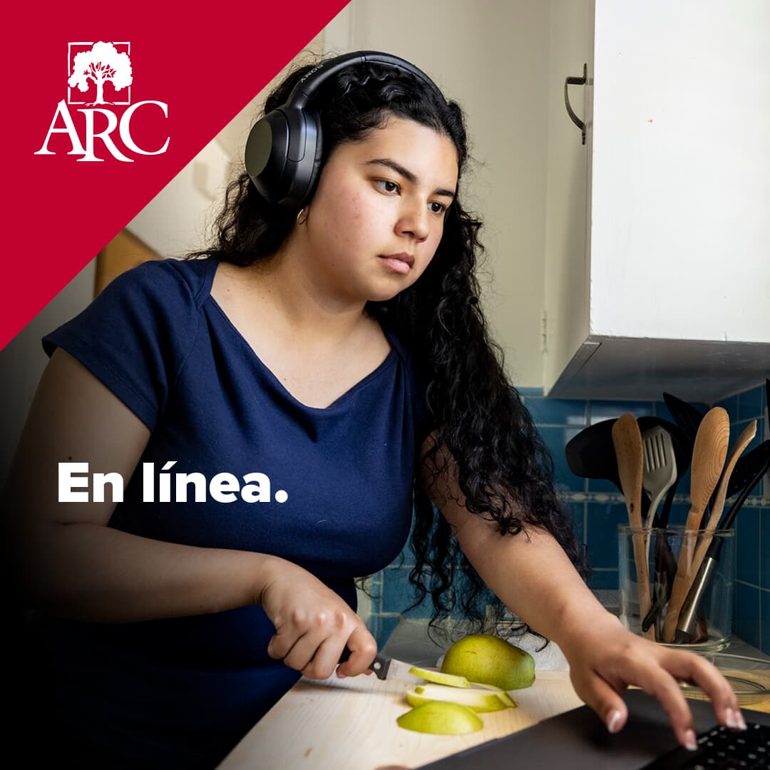 Text in Spanish over photo of serious woman looking at a laptop computer that says En linea next to ARC logo