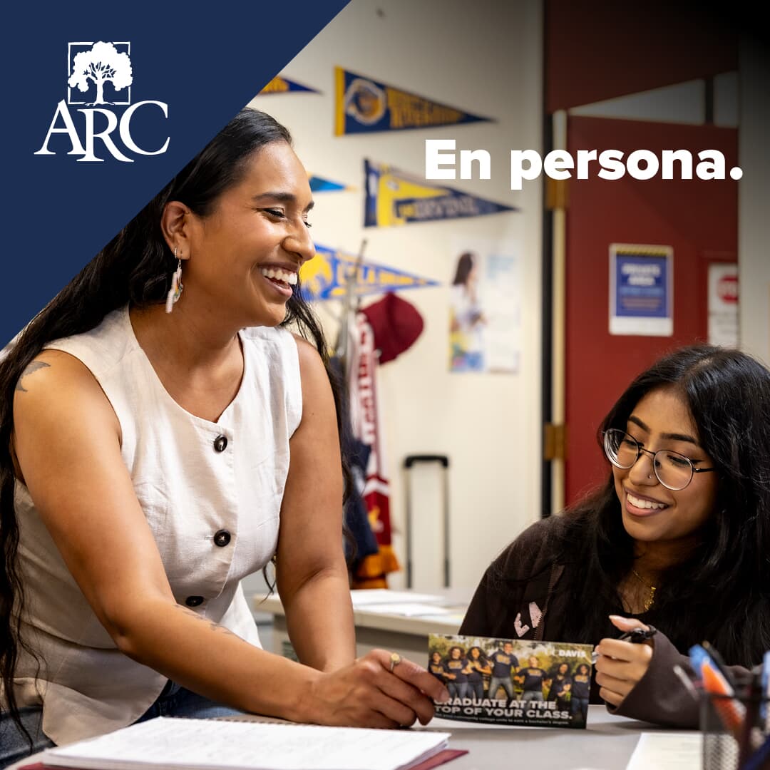 Text in Spanish over photo of two smiling women in a classroom that says En Persona next to ARC logo