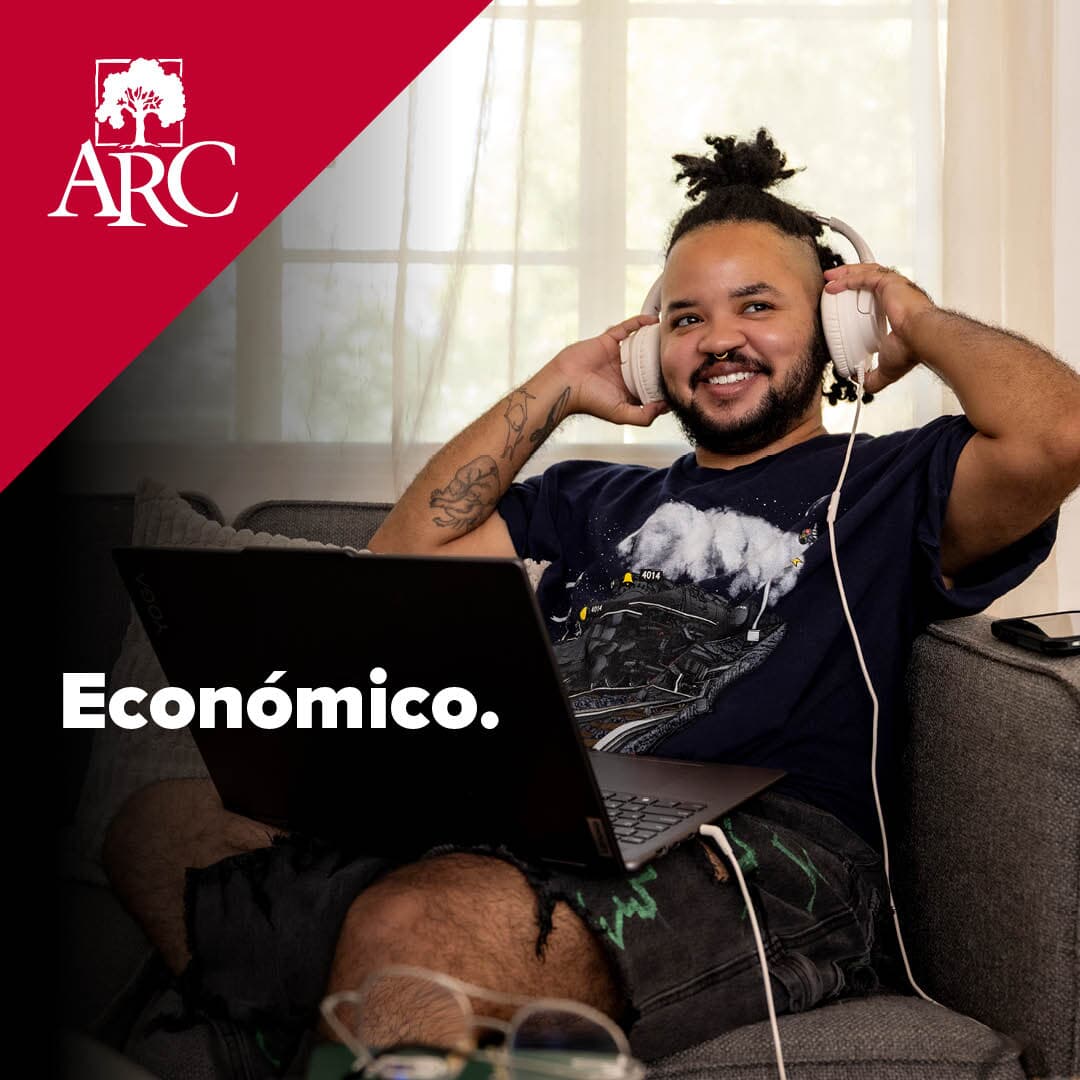 Text in Spanish over photo of smiling man sitting on a couch with headphones and a laptop computer that says Economico next to ARC logo