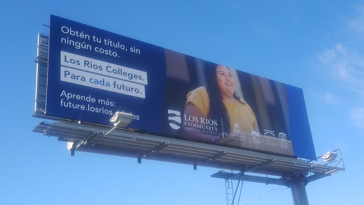 Image of billboard that says Obten tu titulo sin ningun costo. Los Rios Colleges. Para cada futuro.